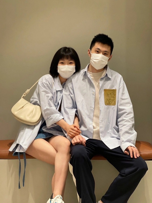羅家の早春のカップルの青いストライプのシャツは革のポケットのゆったりしているファッションのブランドの男女の同じタイプのカーディガンのコートをつなぎ合わせます。|undefined