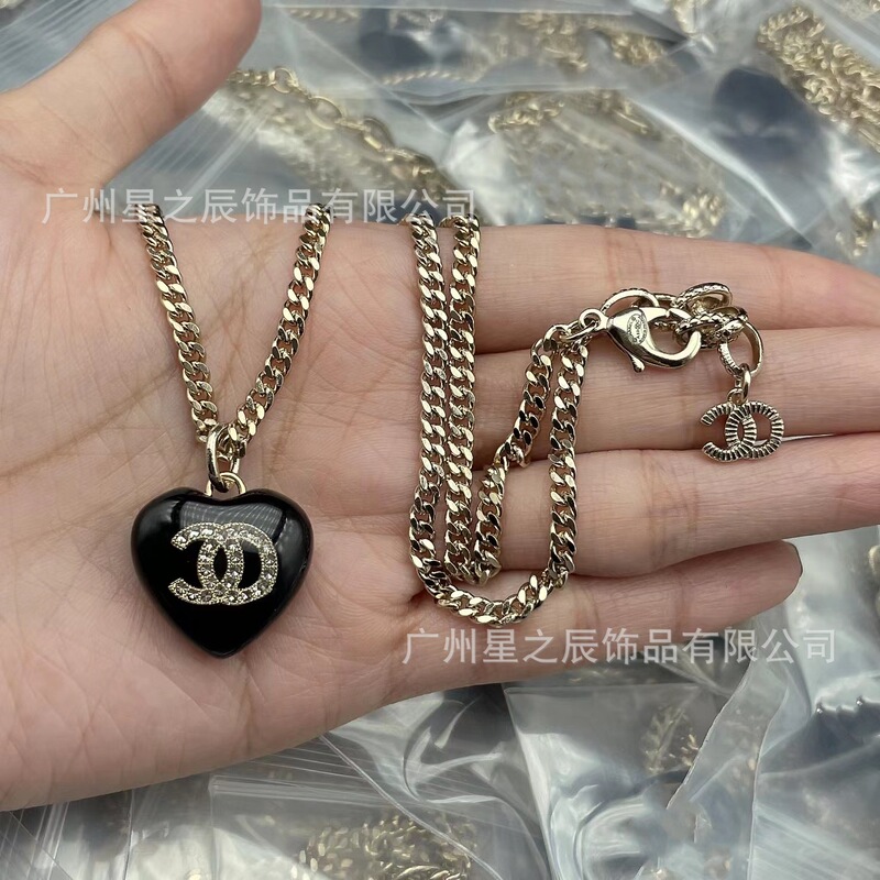 Real shot Xiangjia on the version with label double C spades heart necklace female incense grandma high sense love clavicle chain female wholesale
