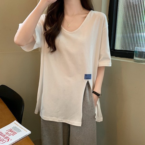 V-neck black short-sleeve t-shirt for women with side slit design, plus-size women's 2024 new summer clothing loose top for bigger sisters