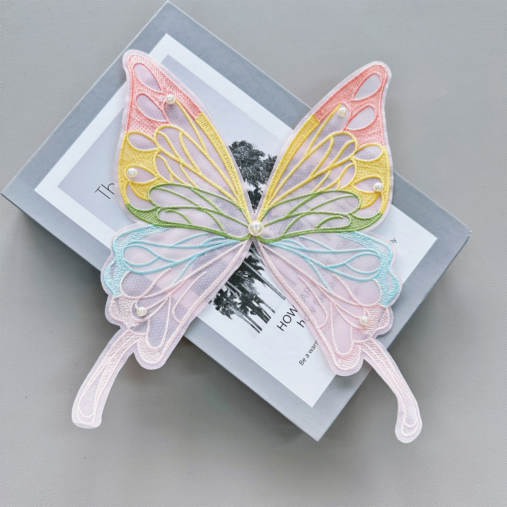 En stock, bordado de organza, colorida mariposa de perlas tridimensional, horquilla no adhesiva, accesorio para el cabello para ropa infantil, decoración de parches de tela