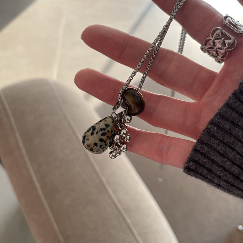 Collar colgante de gota de agua de piedra de punto de ojo de tigre, cadena de clavícula de todo fósforo de nicho retro, cadena de suéter de sentido avanzado, collar femenino