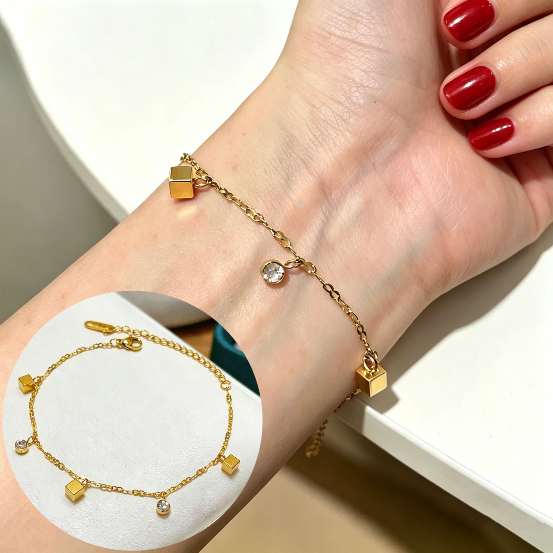Pulsera de joyería de moda dorada de todo fósforo, lujo ligero, simple, nueva pulsera de acero de titanio que no se desvanece, trébol de cuatro hojas para mujer, transfronterizo