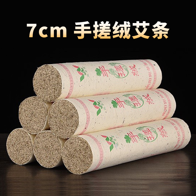 太く手を加えて絨毯をこすります。