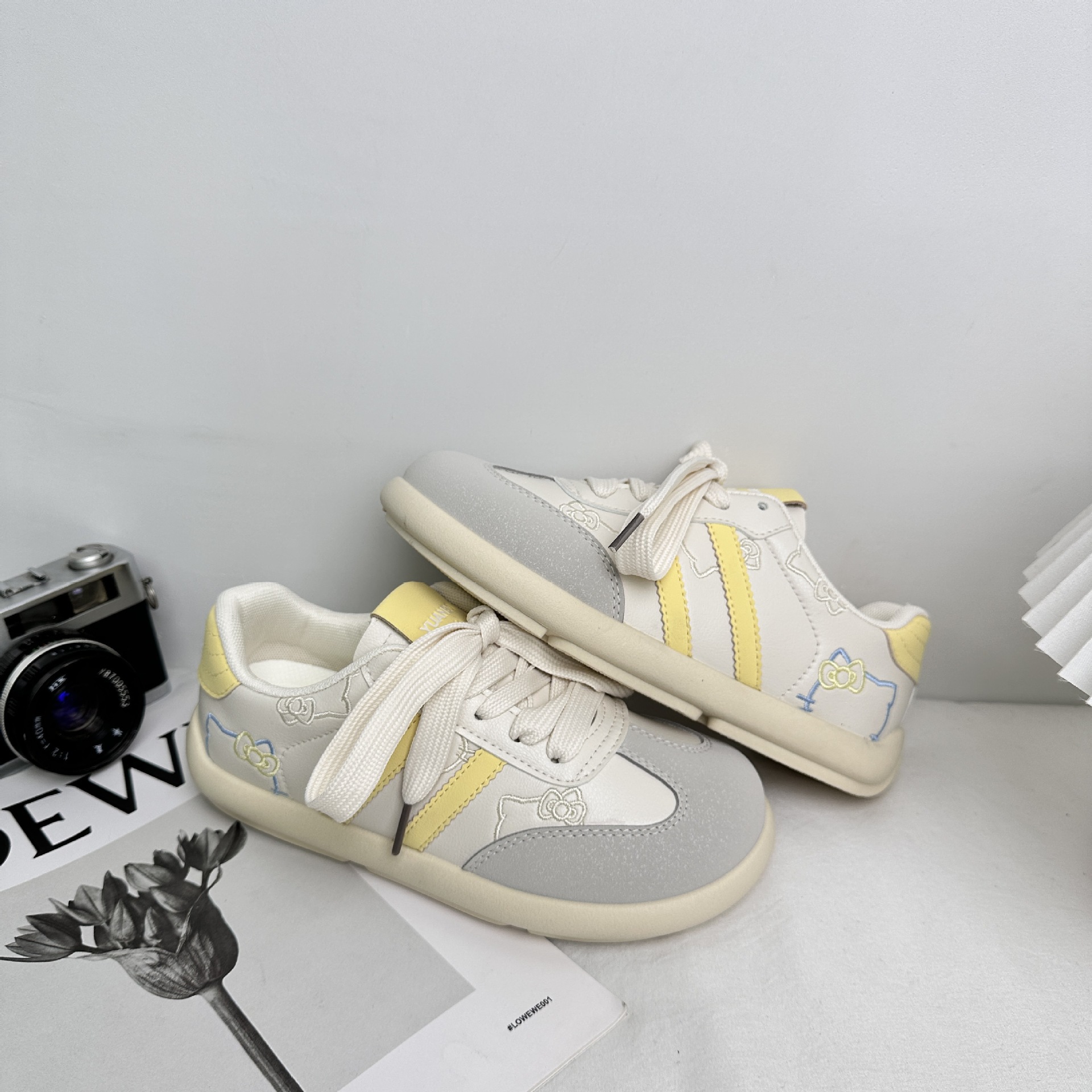 Yuanbo lindo gato KT bordado alemán zapatos de entrenamiento femenino 2025 primavera coreana nicho todo fósforo zapatos casuales pequeños zapatos blancos image 9