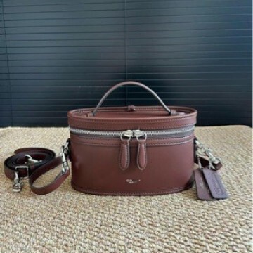 Ck Box Bag, Fashionable Makeup Bag, Fendi Bag, Stylish Lunchbox Bag, Versatile Handbag for Women, Niche Design Ck Box Bag, Fashionable Makeup Bag, Fendi Bag, Stylish Lunchbox Bag, Versatile Handbag for Women, Niche Design