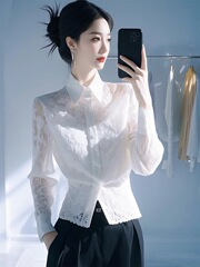 フランスの高級感の白い長袖のレースのシャツの女性の早春の小さい人は腰を収めてやせています。