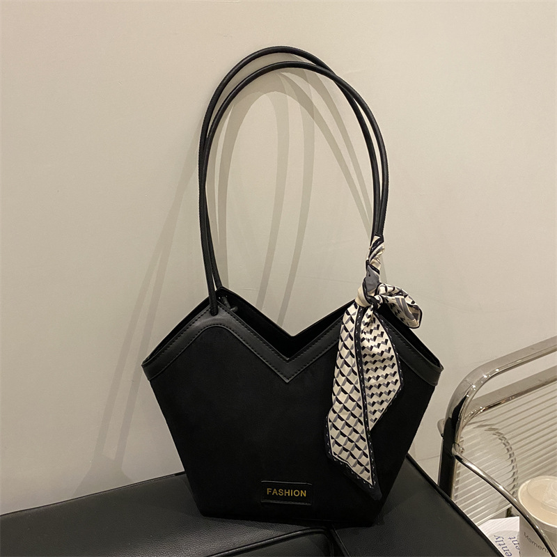 Bolso de hombro de alta capacidad de moda de color contrastante bolso de invierno de 2024 nuevo bolso de mano simple tendencia axilar