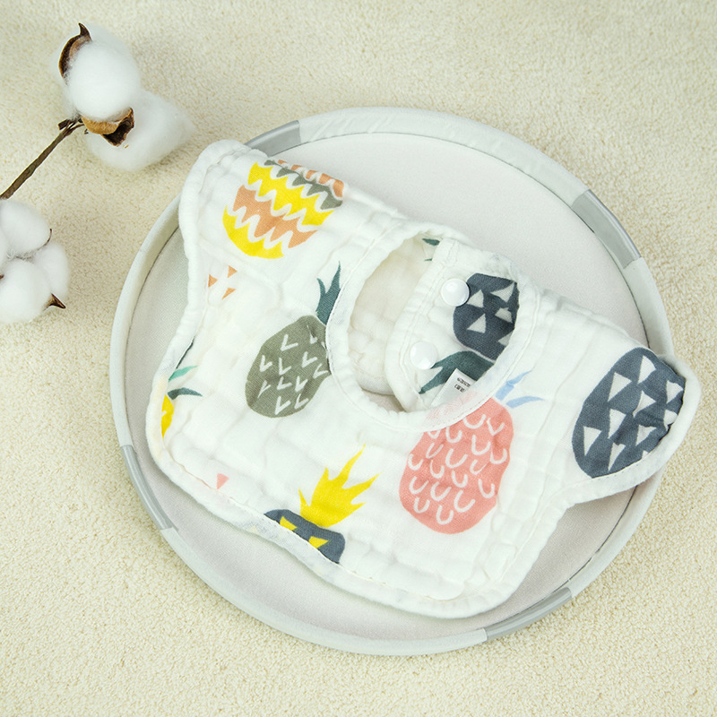 여덟 겹의 꽃잎이 있는 화려한 파인애플