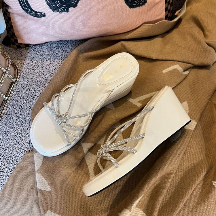 Explosión de pendiente con zapatillas de una sola línea para mujeres 2026 verano nuevo aumento de altura con falda de diamante zapatillas para mujeres