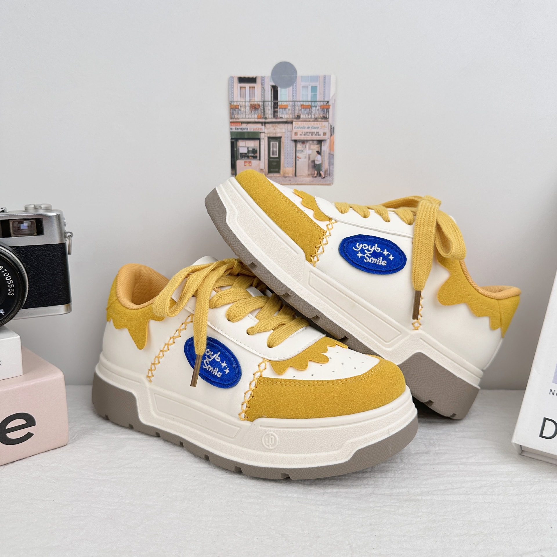 Zapatos de suela gruesa de larga onda para mujeres 2025 verano nuevo dulce estilo de estilo de escuela zapatos de skate casuales pequeños zapatos blancos