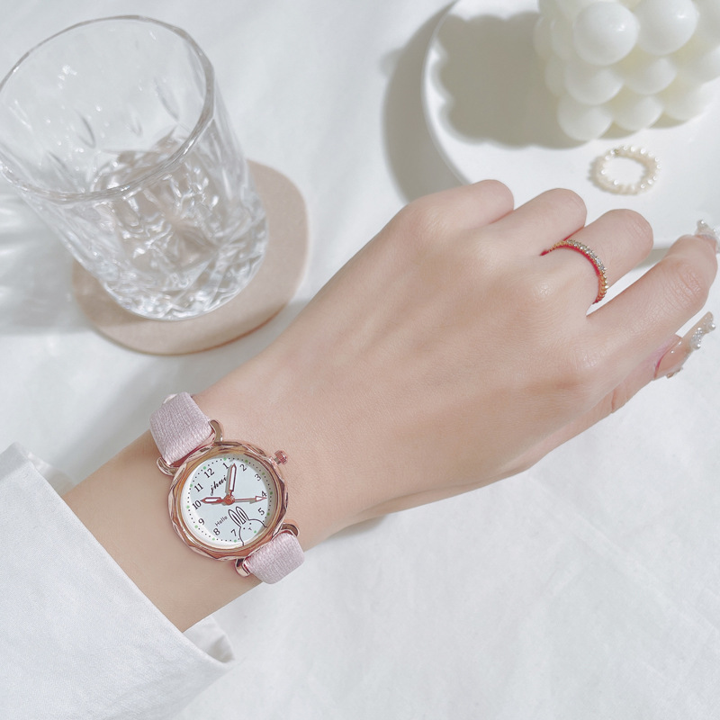 Small dial, diamond-shaped, cute rabbit design, suitable for middle and high school students, Instagram style, elegant women's wristwatch.