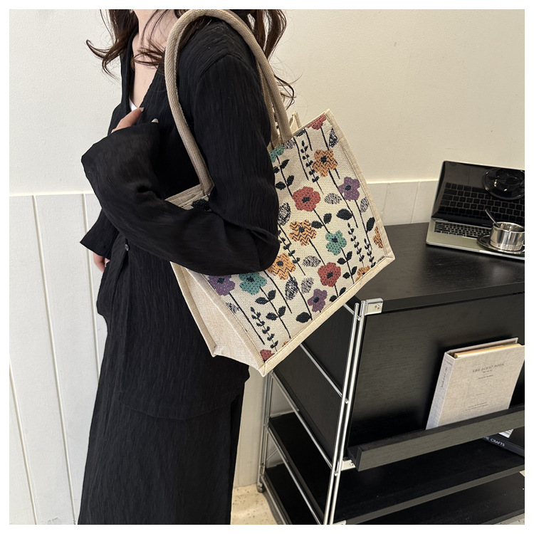 Women's Medium All Seasons Canvas Flower Streetwear Square Magnetic Buckle Tote Bag display picture 2