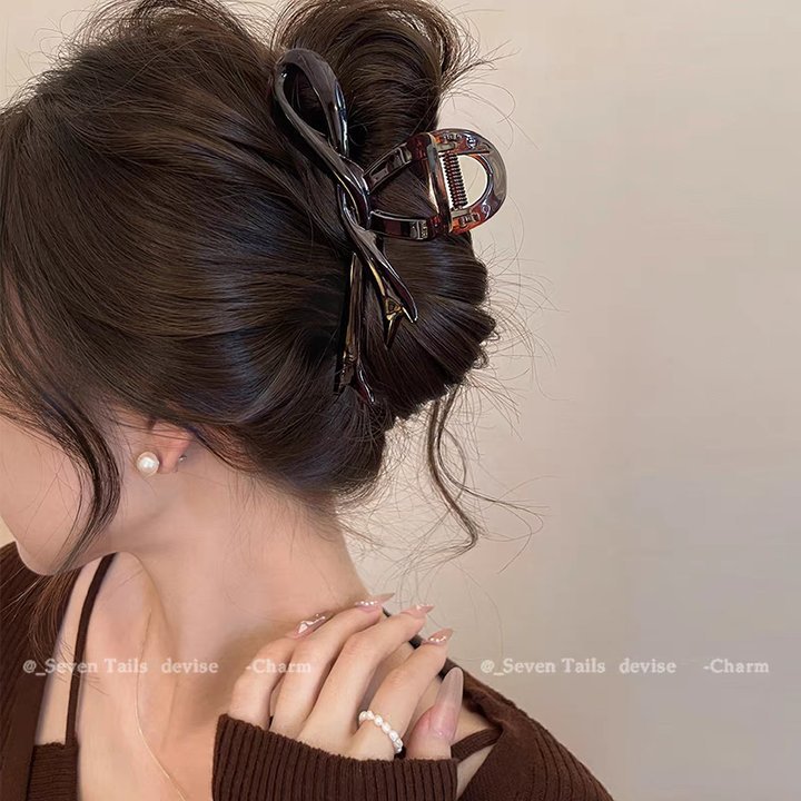 Clip de agarre de temperamento de alta calidad de lujo ligero para mujer 2025 nueva horquilla en la parte posterior de la cabeza con mucho volumen de cabello clip de tiburón tocado horquilla