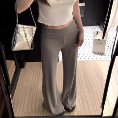 スーパーモデルのニットパンツは痩せています。垂れ下がった感じのフリルの薄いタイプのゆったりしたニットのモップのズボン