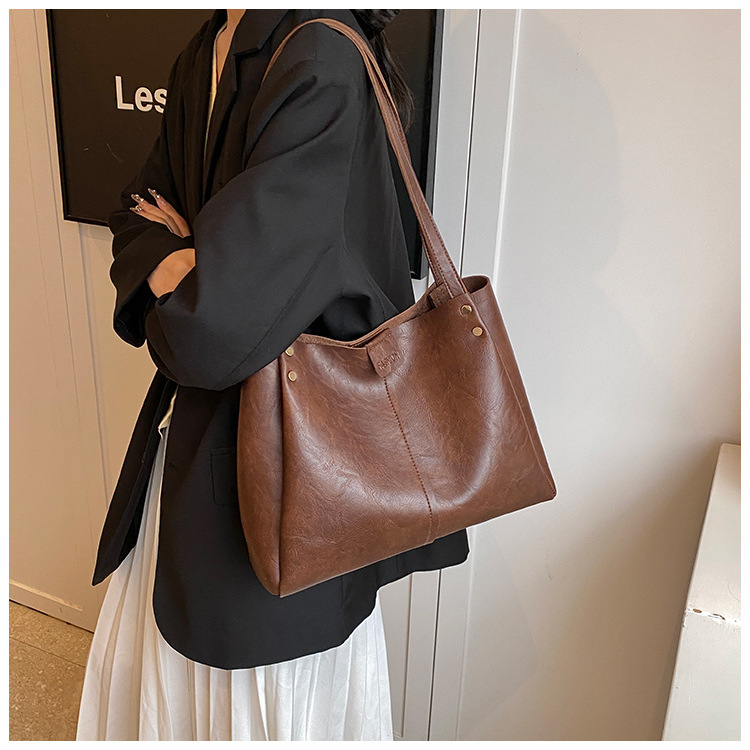 The new 2024 autumn collection features a retro, simple, large-capacity, solid-color, fashionable and individual single-shoulder underarm tote women's bag undefined