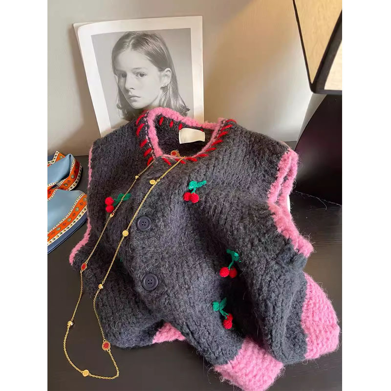 2025冬装重工樱桃时髦拼接撞色针织开衫外套女显瘦粉灰韩国毛衣女