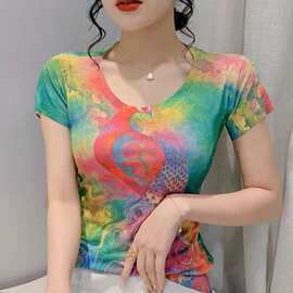 欧洲站薄款夏季女装批发2023彩色晕染动物小鸟上衣大码七彩撞色