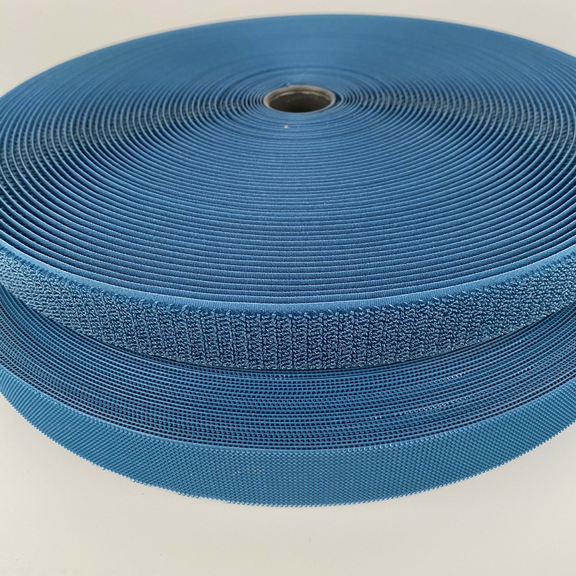 Color 2.5CM inyección gancho de velcro accesorios punzantes impermeables texturizados silenciosos de nylon para niños.