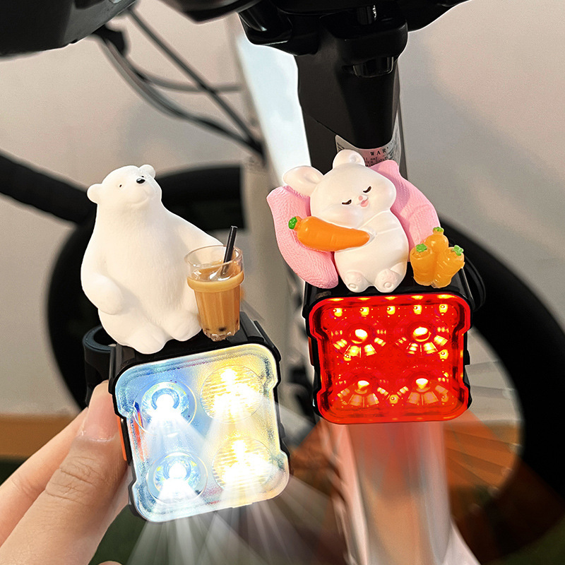 自転車ライトのヘッドライトの強い光の夜はテールライトに乗ります。|undefined
