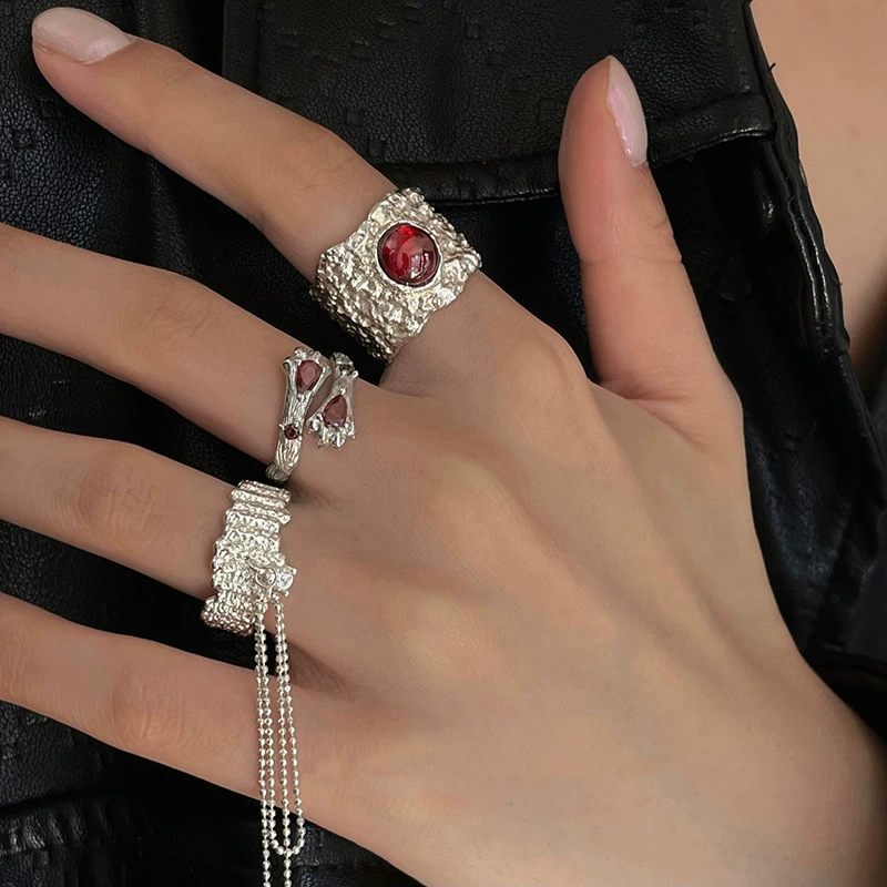 Маленькое дизайнерское кольцо с Ruby с кисточками, размером на указательный палец, коллекция 2023