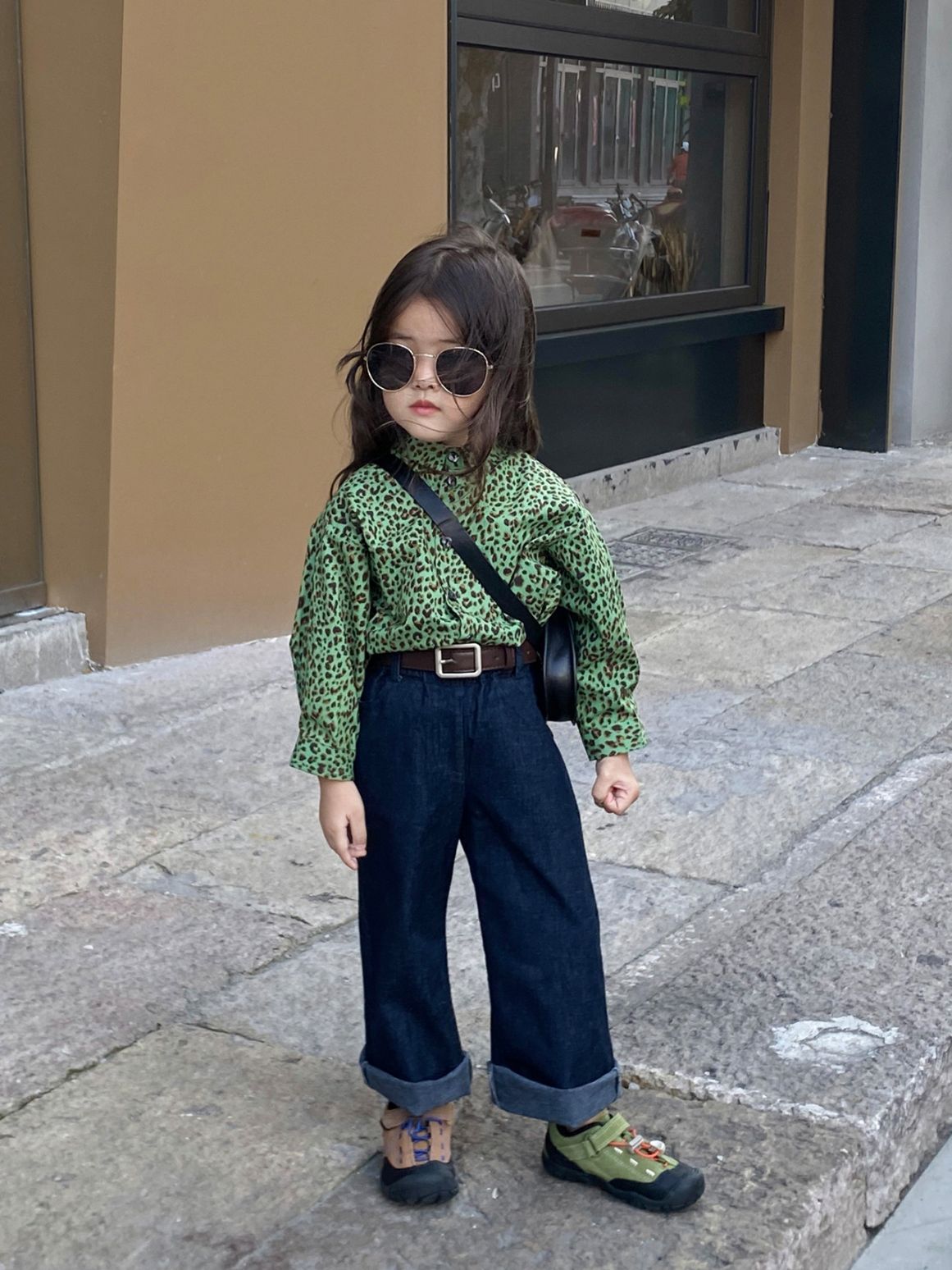 Sin devoluciones ni cambios, precio original 35. Camisa con estampado de leopardo para niñas, nuevo estilo de otoño, camisa infantil moderna y elegante.