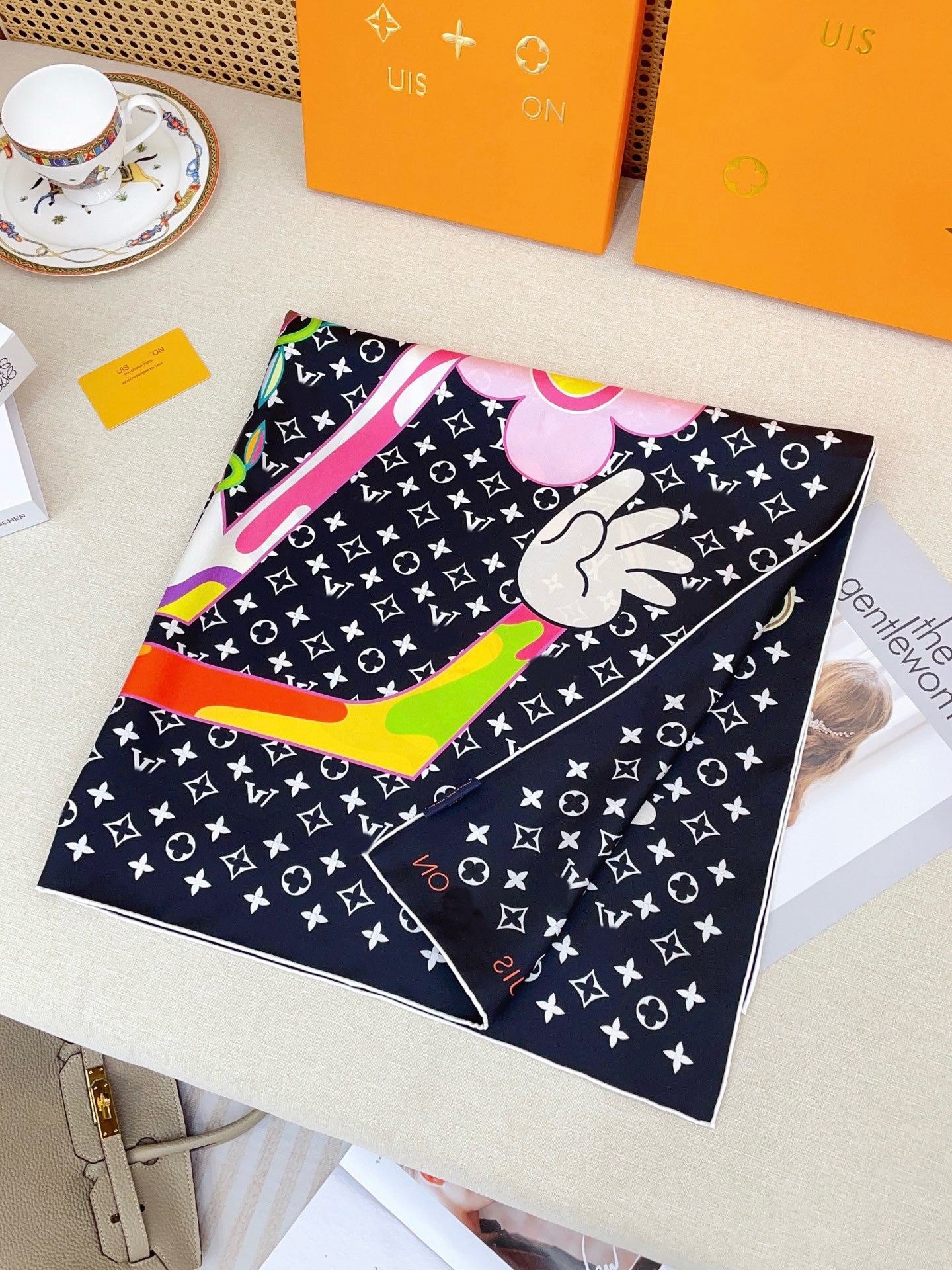 Bufandas de seda de moda europeas y americanas transfronterizas bufandas elegantes de alta calidad lujosas impresión de letras de seda impresión caliente en el extranjero