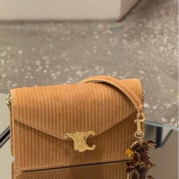 The New Celine Double C Keychain Pendant Features a Classic Logo Design, Has a Good Metal Texture, and Is Crafted with Exquisite Workmanship