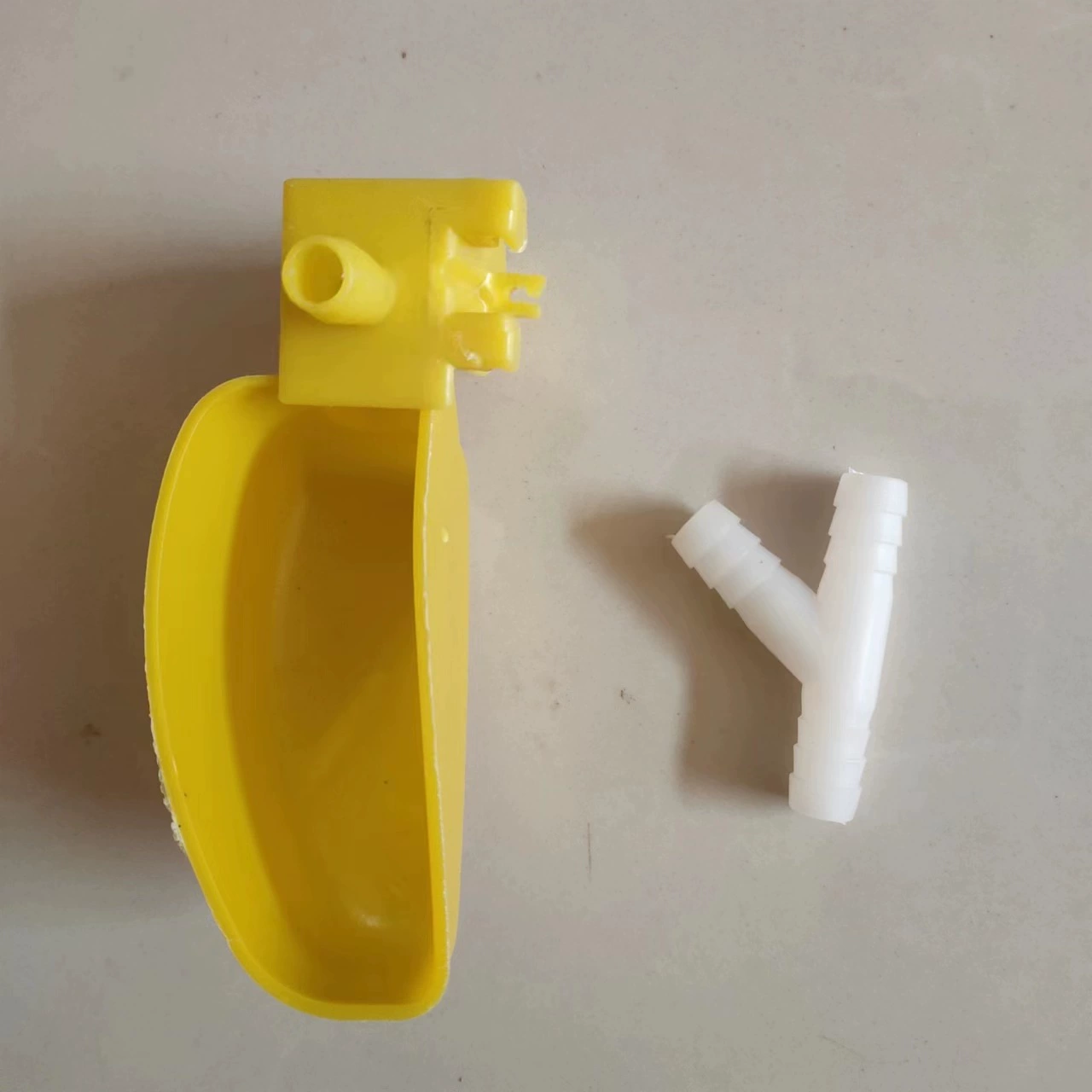 Перепел питьевой воды диспенсер перепела питьевой чаши разделен на левую и правую стороны висит перепел автоматический диспенсер питьевой воды полукруг питьевой чаши