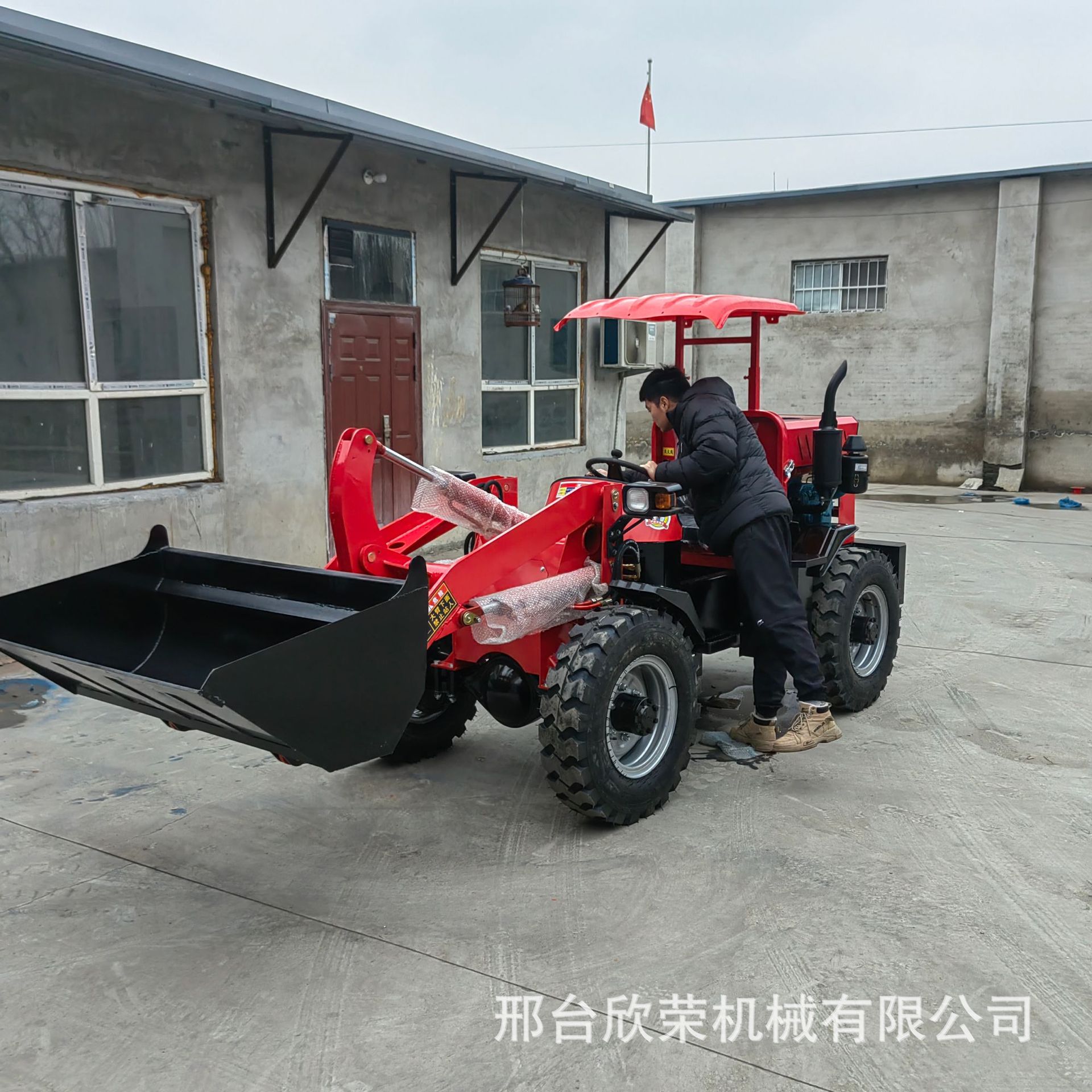 新款高配电动四驱小铲车养殖场抓草机清粪机小型柴油装载机