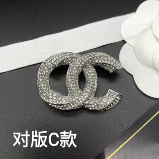 经典设计感麻花小香风胸针轻奢气质名媛闪钻香奶奶西装别针配饰女