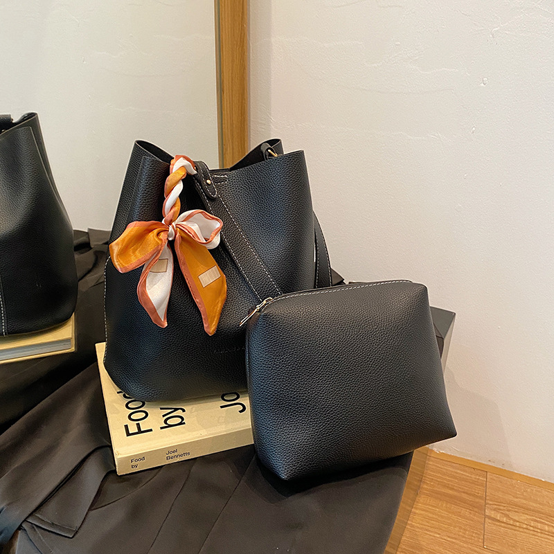 Bolso para mujeres 2024 nuevo otoño invierno alta sensación de bolso de hombro de gran capacidad de viaje bolso de cubo de agua bolso de mochila universal