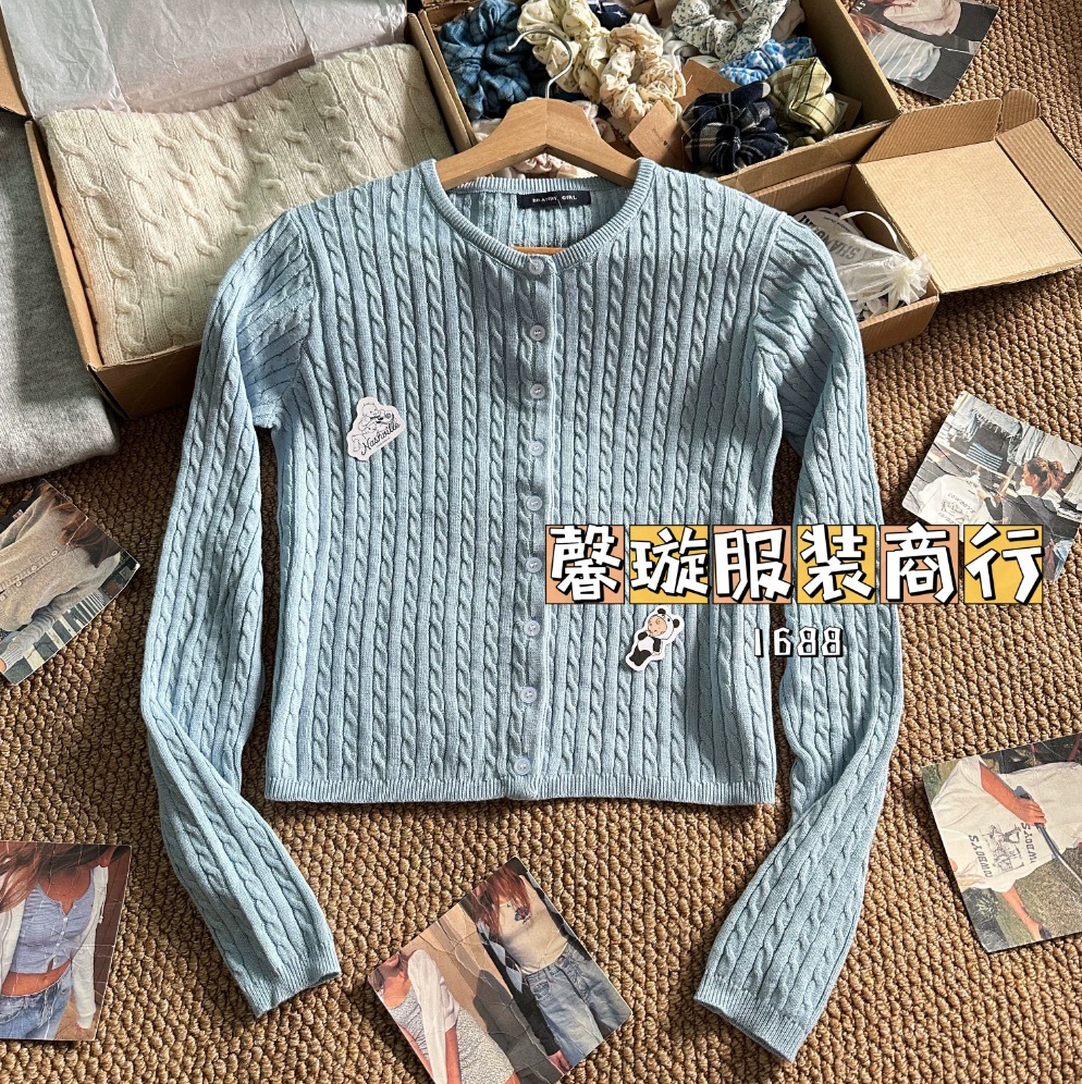 Кардиган-свитер, slim fit, белый пин с косичкой/косой детали, один размер, изделие из вязаного узором трикотажа