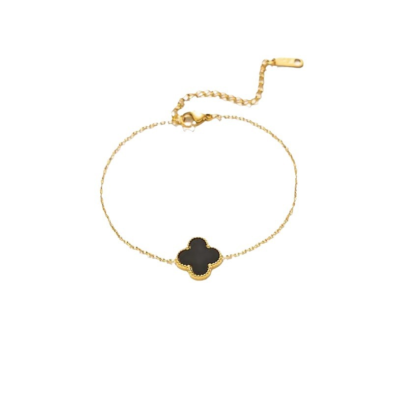 Coreano de acero de titanio no desvanecerse pulsera de cuatro hojas impermeable a prueba de sudor campo de damas pulsera de moda simple al por mayor spot
