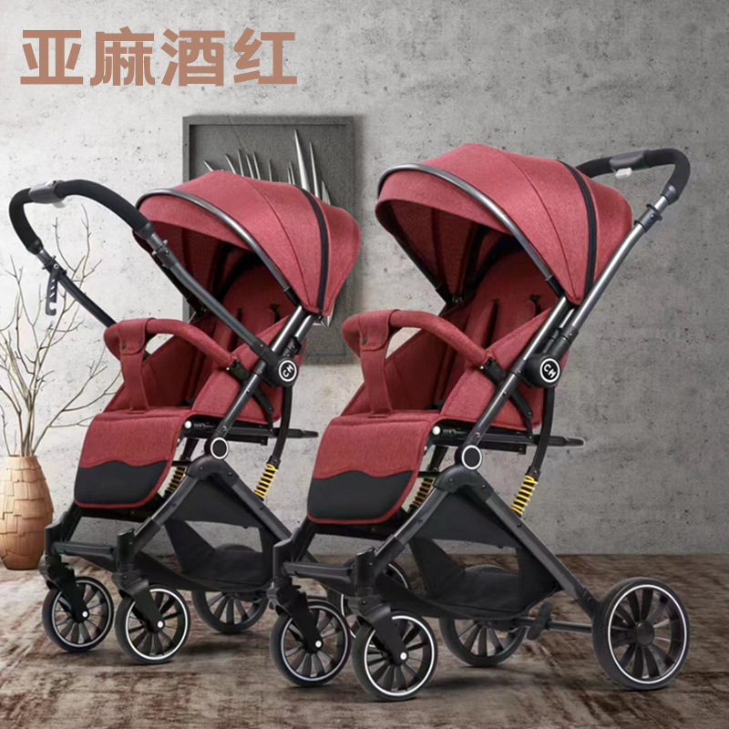 双方向の軽やかなベビーカーは、赤ちゃんに横になって旅行することができます。