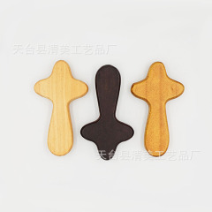 木製のペンダント松木クロス木製工芸品はクロスを握って木製を祈っています。
