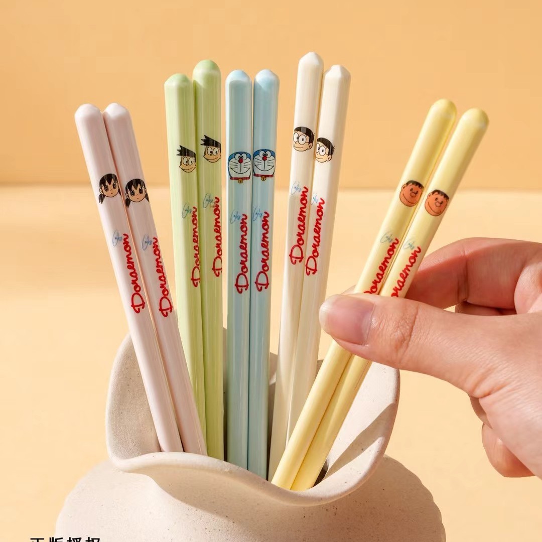 Auténtico autorizado Doraemon cerámica palillos acompañante de mano cartón de dibujos animados saludable no tóxico limpio caja de regalo palillos de alto valor facial