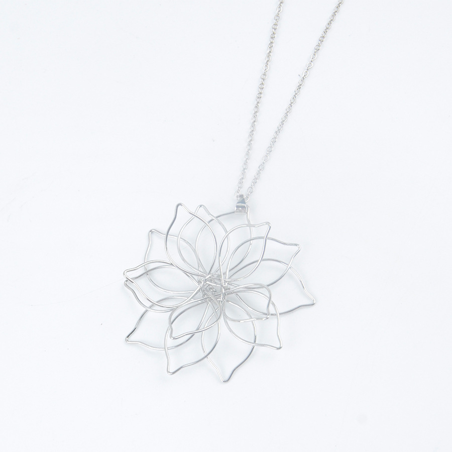 은색 속이 빈 대형 꽃 목걸이