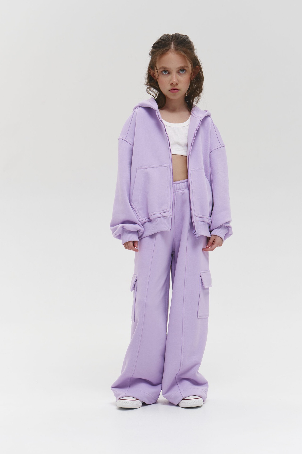 Barnjacka med huva och dragkedja i enfärgad casual stil_voghion.com
