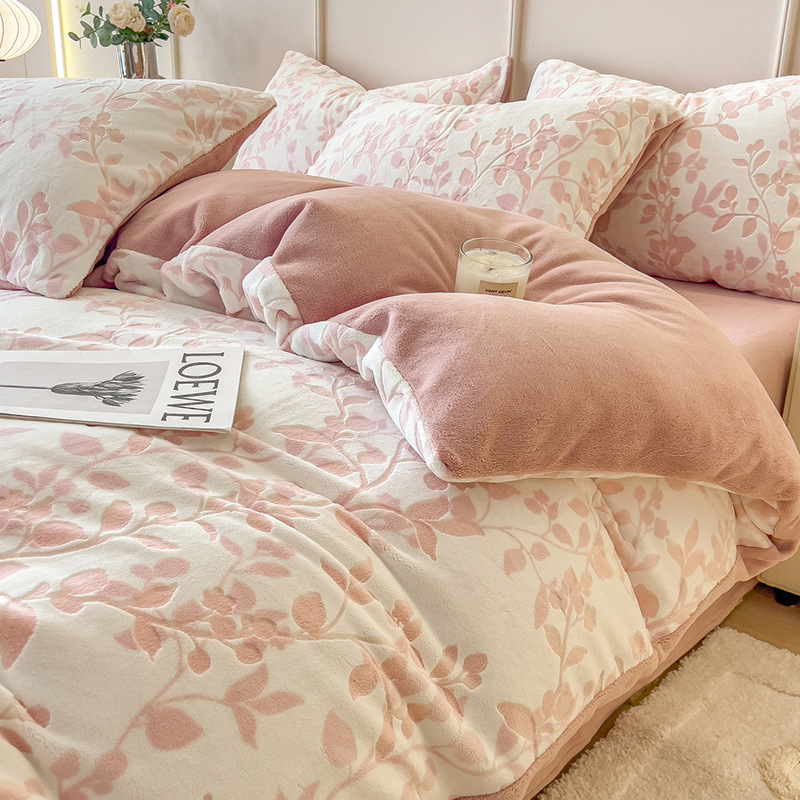 Una clase de tallado de lana de leche de cuatro piezas de invierno grueso de lana de coral franela sábanas de lana cubierta de cama