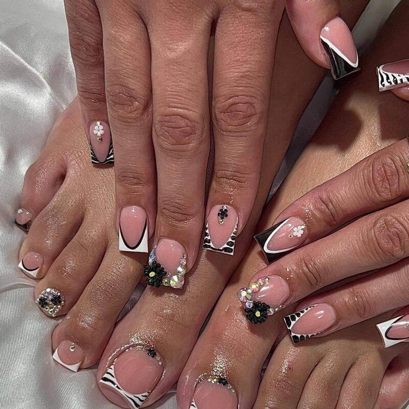 Cross-border explosions wear armor black daisy flower false nails black and white striped nail art short wholesale nail art Cross-border explosions wear armor black daisy flower false nails black and white striped nail art short wholesale nail art