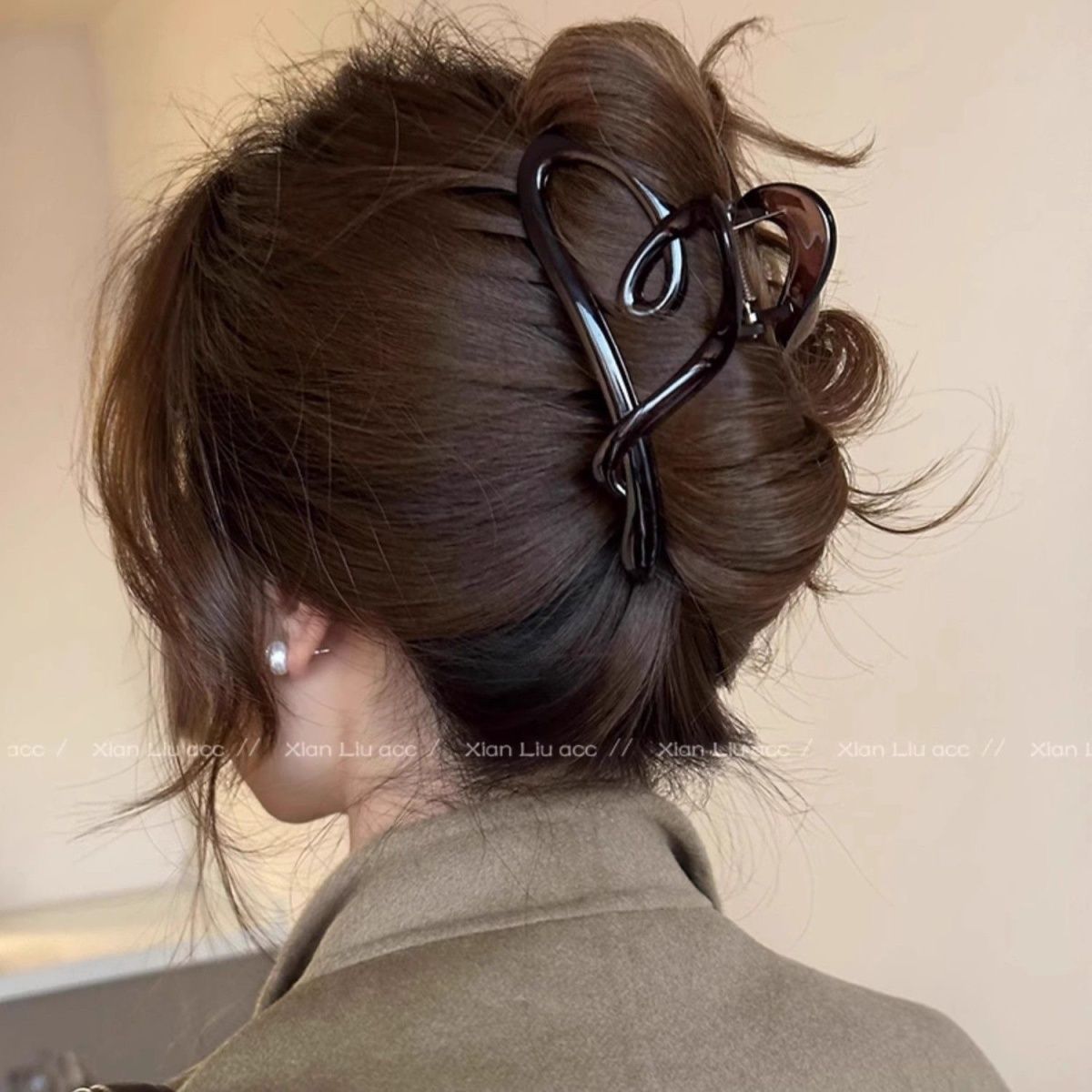 Chic Matte Black Heart-Shaped Clip Image 7