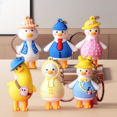 六一児童小プレゼント首をかしげたアヒルのキーホルダーのかばんに幼稚園クラスの賞品を掛けてイベントプレゼントを押す