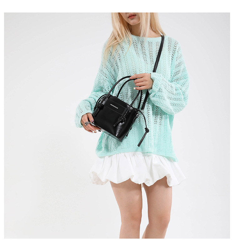 A new 2025 versatile, casual and simple large-capacity handbag for commuting, a lightweight solid color crossbody bag for women in summer undefined