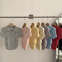 欧瑪莱は襟の刺繍の小さい馬の標準の半袖のニットの女性の夏のしわをひっくり返して腰の短い上着の潮を収めます2865