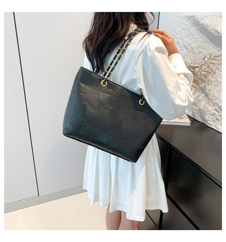 Women's Large Capacity Shoulder Tote Bag With Chain Detail_voghion.com