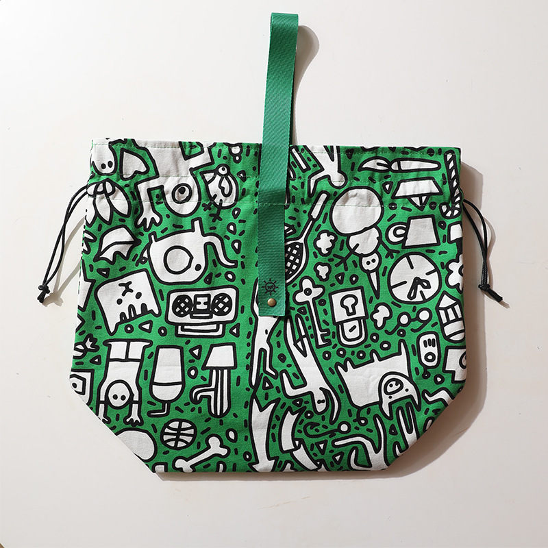 緑の底に白い落書き