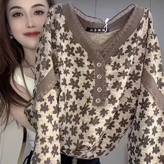 ネットの赤い爆発のファッションの気質のvネックの長袖の花の底のシャツの女性の秋冬の新型のゆったりしている年齢の長袖の小さいシャツを減らします。