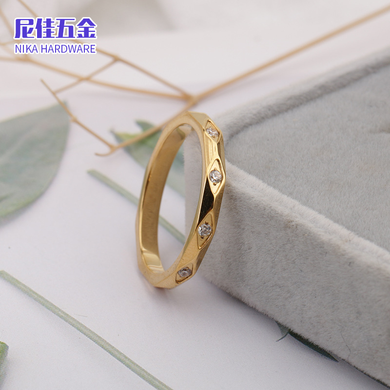 ステンレスの菱の紋様の狭い版は人工のジルコンの指輪を象眼します。