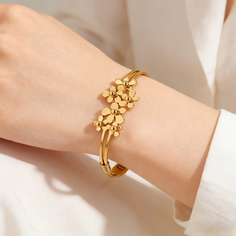Brazalete de acero de titanio con flores lujosas abiertas de moda europea y americana no se desvanece Brazalete de acero de titanio para mujeres no se desvanece joyas