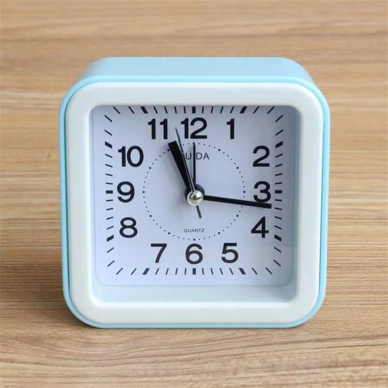 Reloj despertador de aprendizaje para niños diseño cute y moderno – decoración para mesita de noche y hogar.